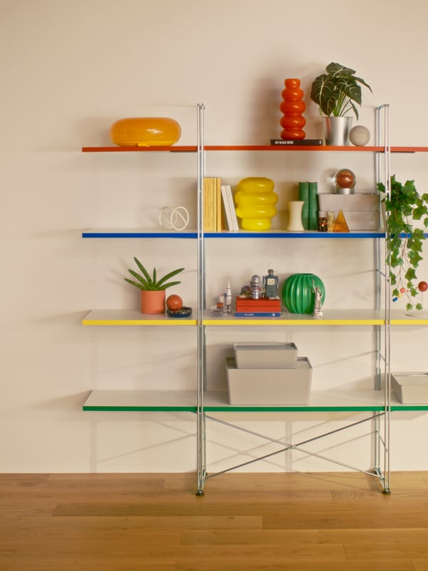 装飾と植物が飾られたBYAKORREのオープンシェルフ