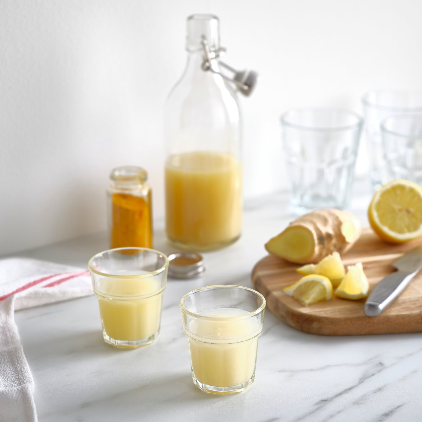 Zwei POKAL Espressogläser gefüllt mit Zitronen-Ingwer Shots