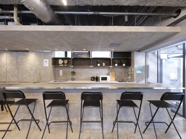 散らかりがちなキッチンには、整理整頓しやすいアイテムを採用。