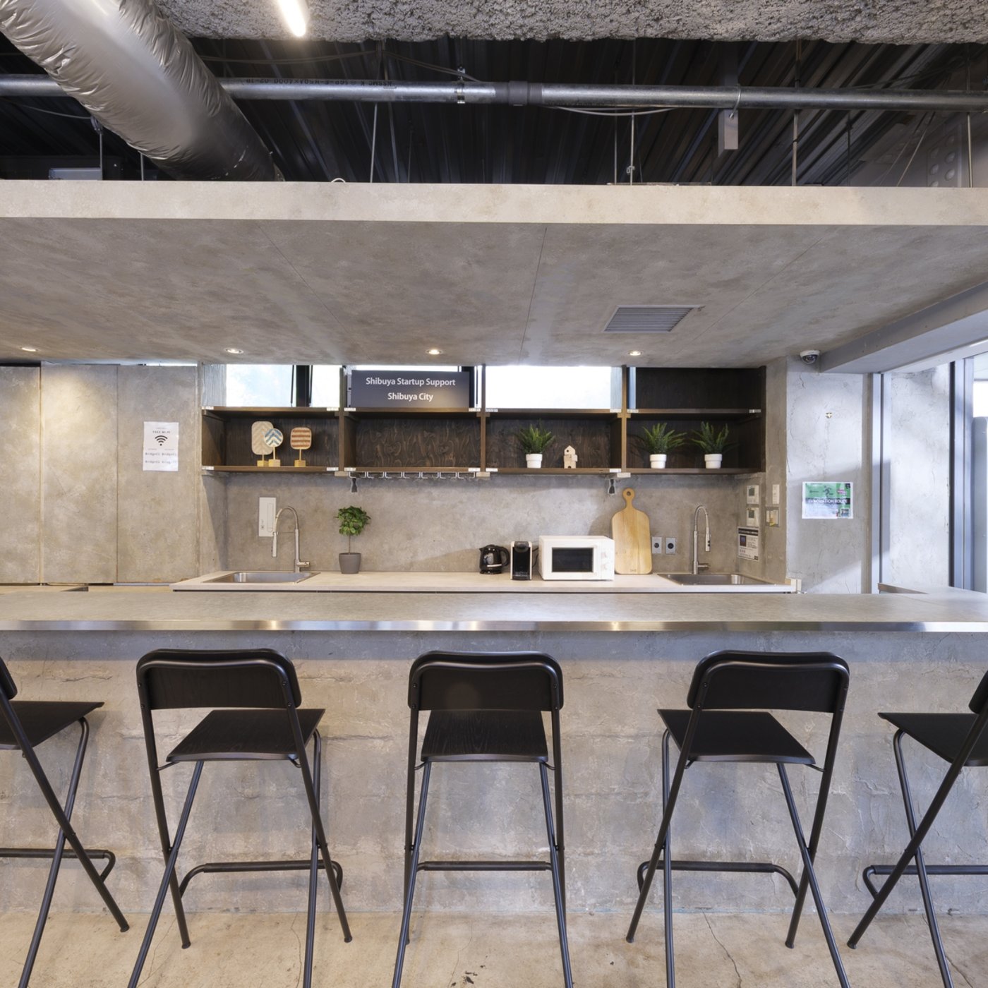 散らかりがちなキッチンには、整理整頓しやすいアイテムを採用。