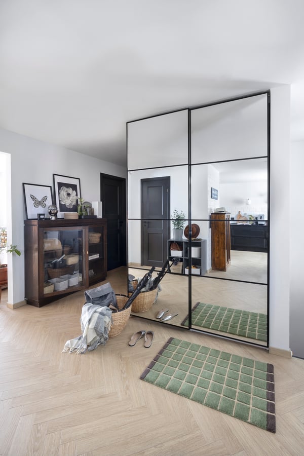 Speilgarderobe og vintageskap i skjønn forening, gjør at også gangen oppleves som en interessant del av huset, ikke et en dimensjonalt rom for kun oppbevaring.