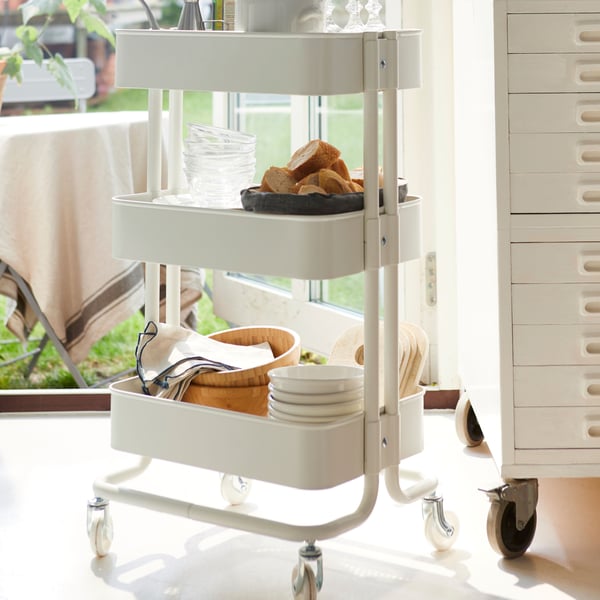 Un carrito blanco RÅSKOG.