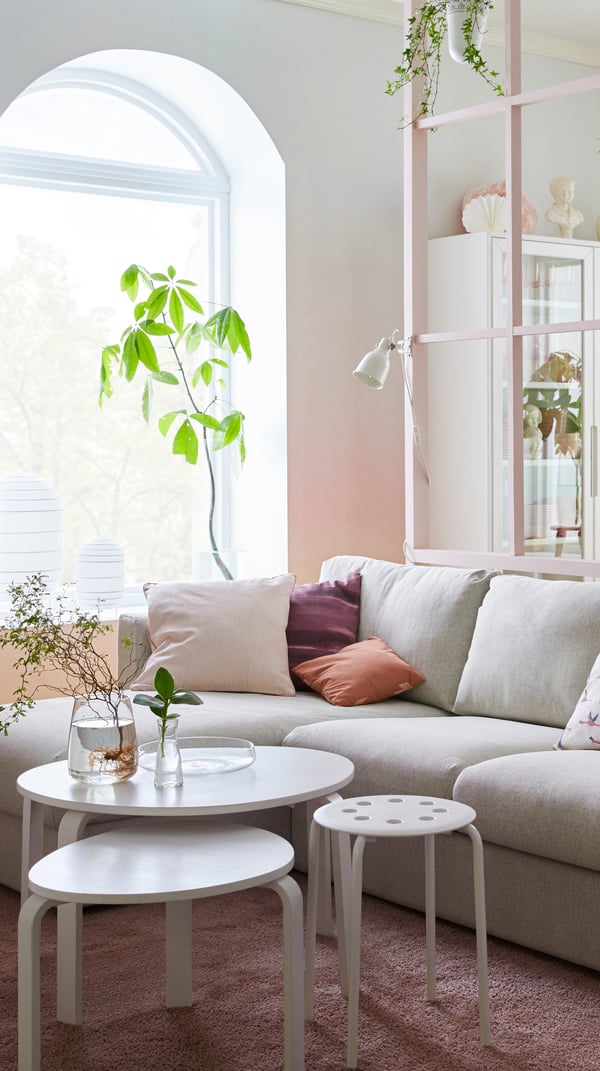 Woonkamer in roze en wit met beige VIMLE zitbank en chaise longues. Je ziet de eetzone op de achtergrond.