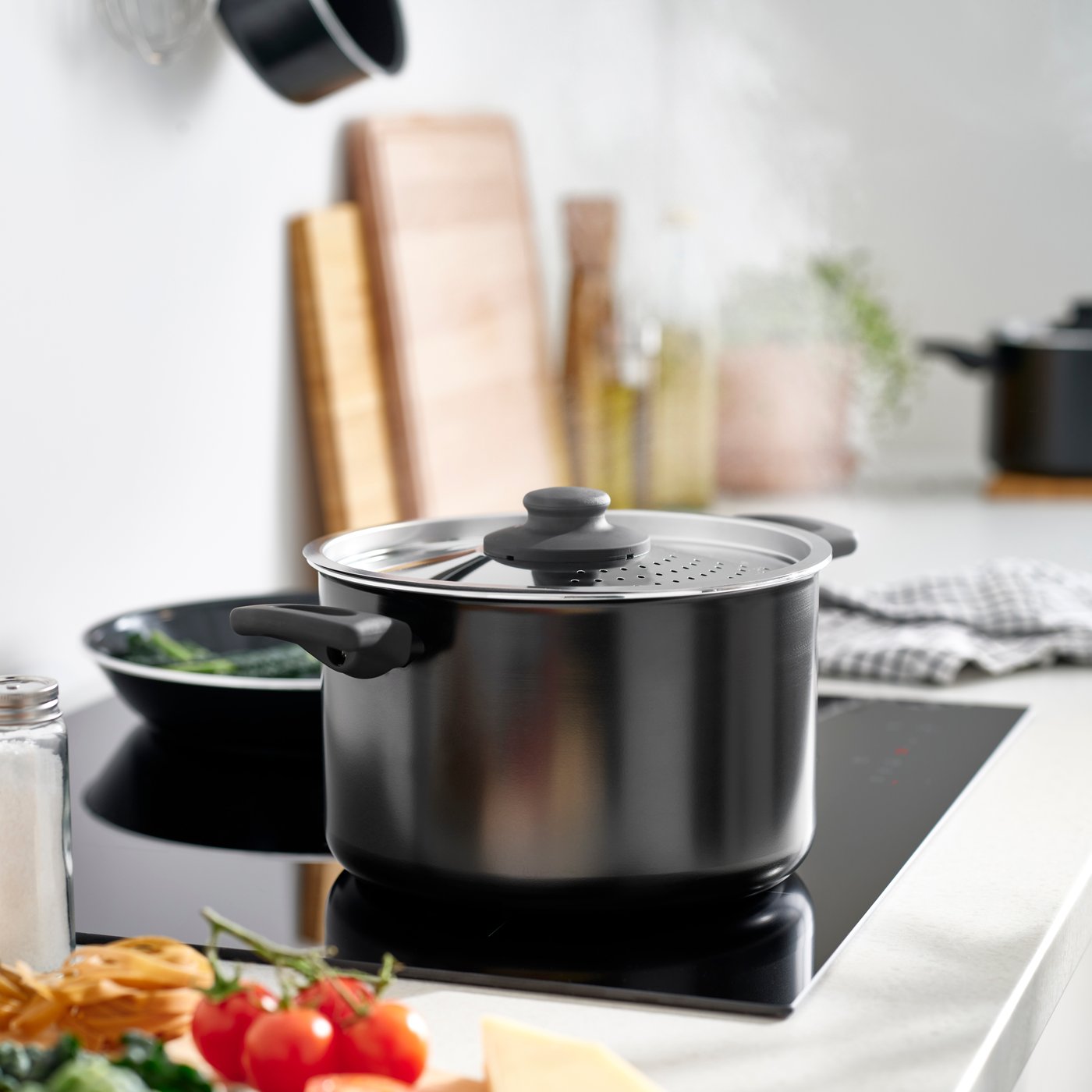 A non-stick coating black HEMLAGAD 6-piece cookware set
