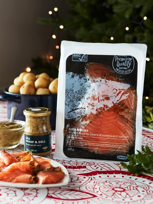 Une table de cuisine moderne avec un délicieux saumon gravlax fumé à froid sur une assiette blanche et une sauce savoureuse pour le saumon. 