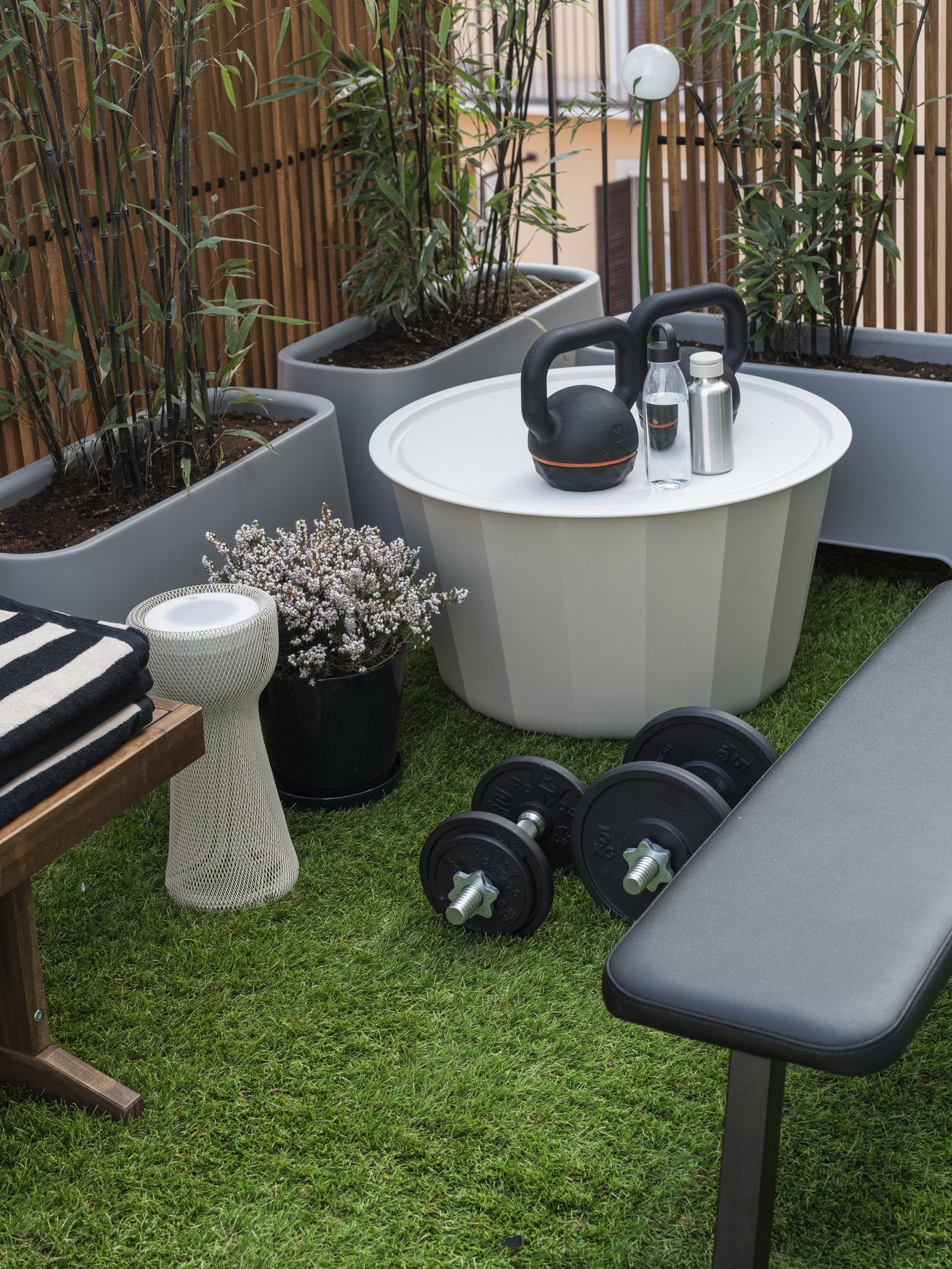 Illuminazione decorativa da pavimento SOLVINDEN a LED, beige a rete e alimentata a energia solare, utile anche come tavolino.