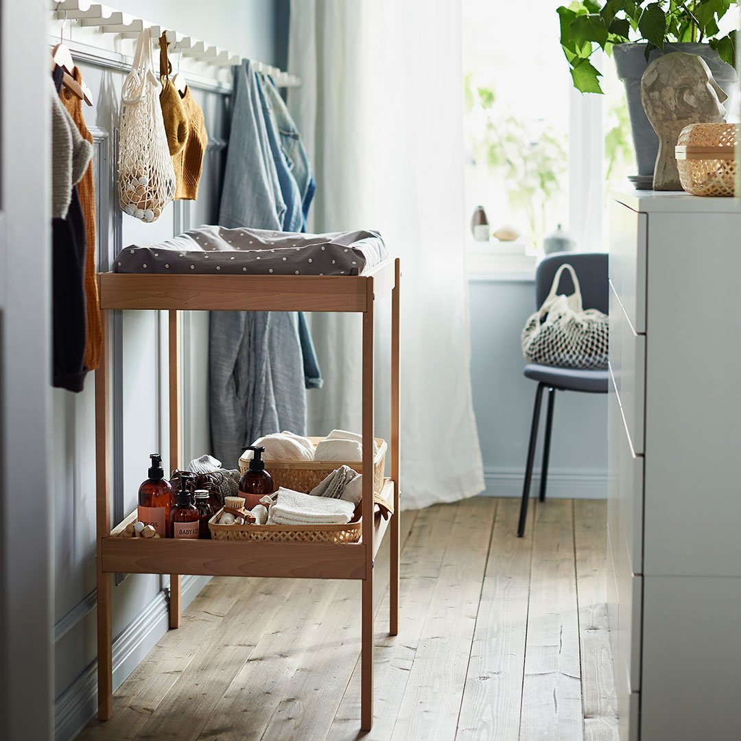 Une patère KUBBIS blanche à sept crochets