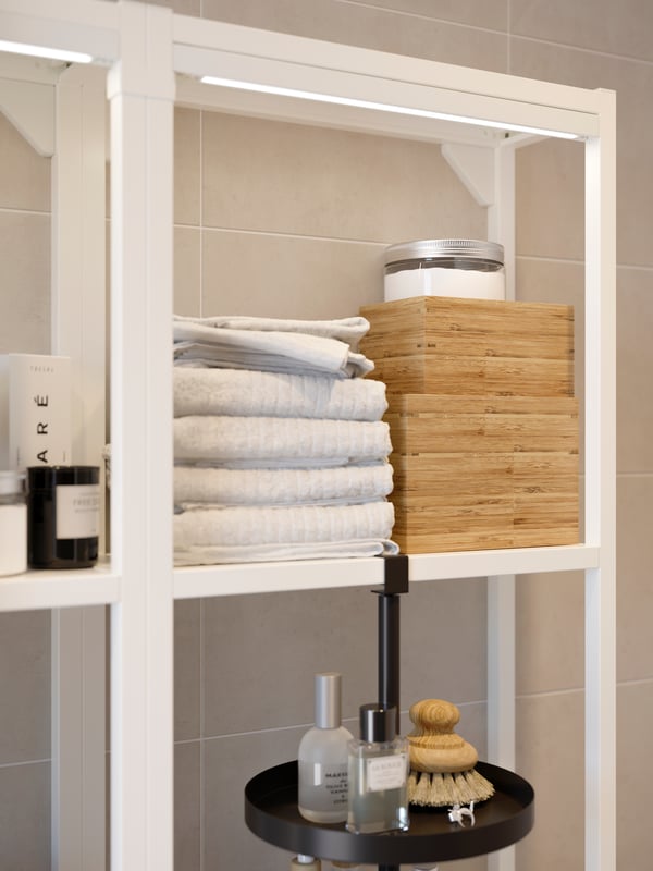 Ein weisses SALVIKEN Badetuch im Badezimmer
