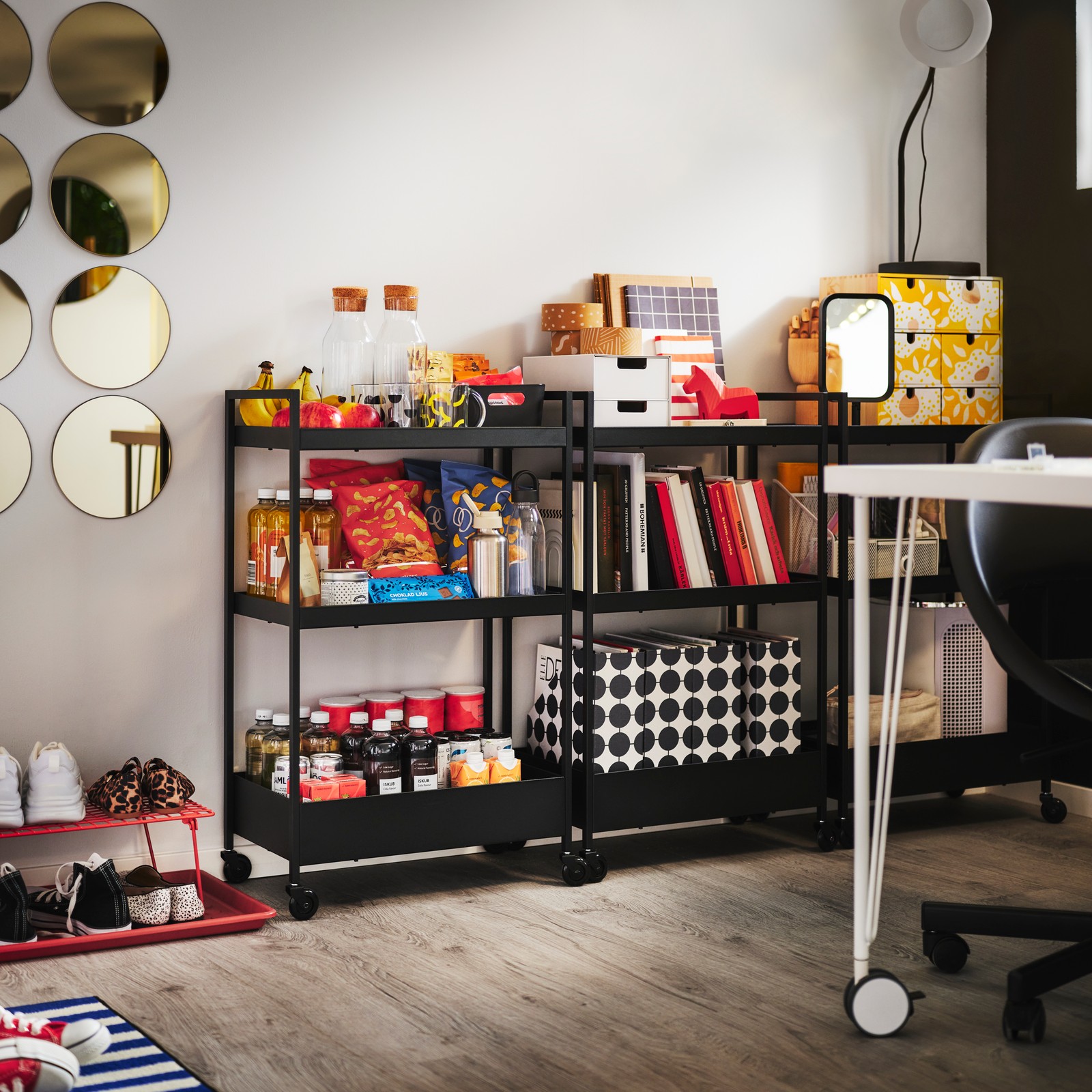 El recibidor de un hogar con 3 carritos NISSAFORS negros que organizan una serie de artículos