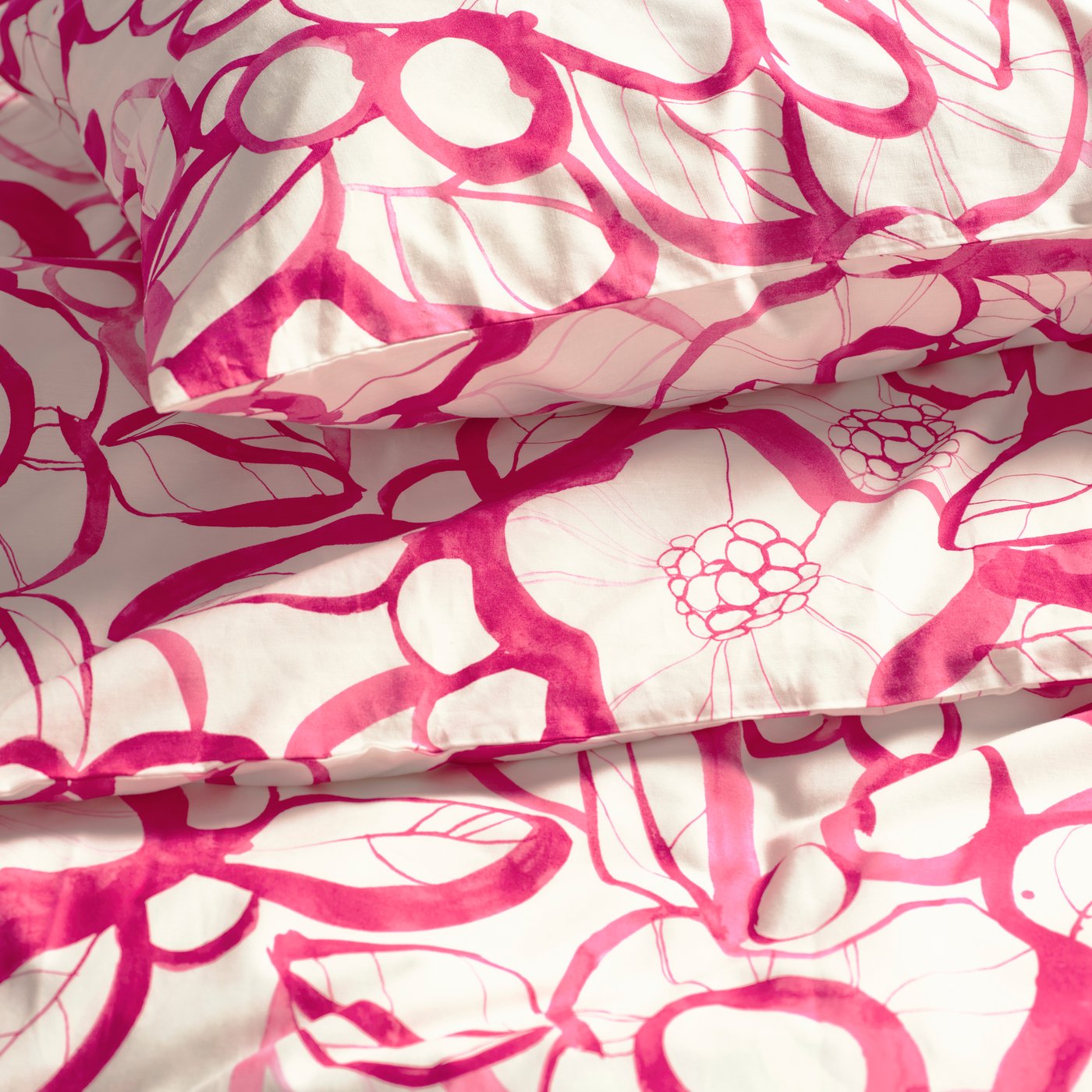 A pink-white duvet cover set with floral pattern
