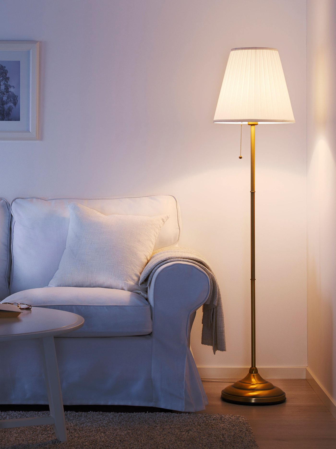 A brass/white ÅRSTID floor lamp