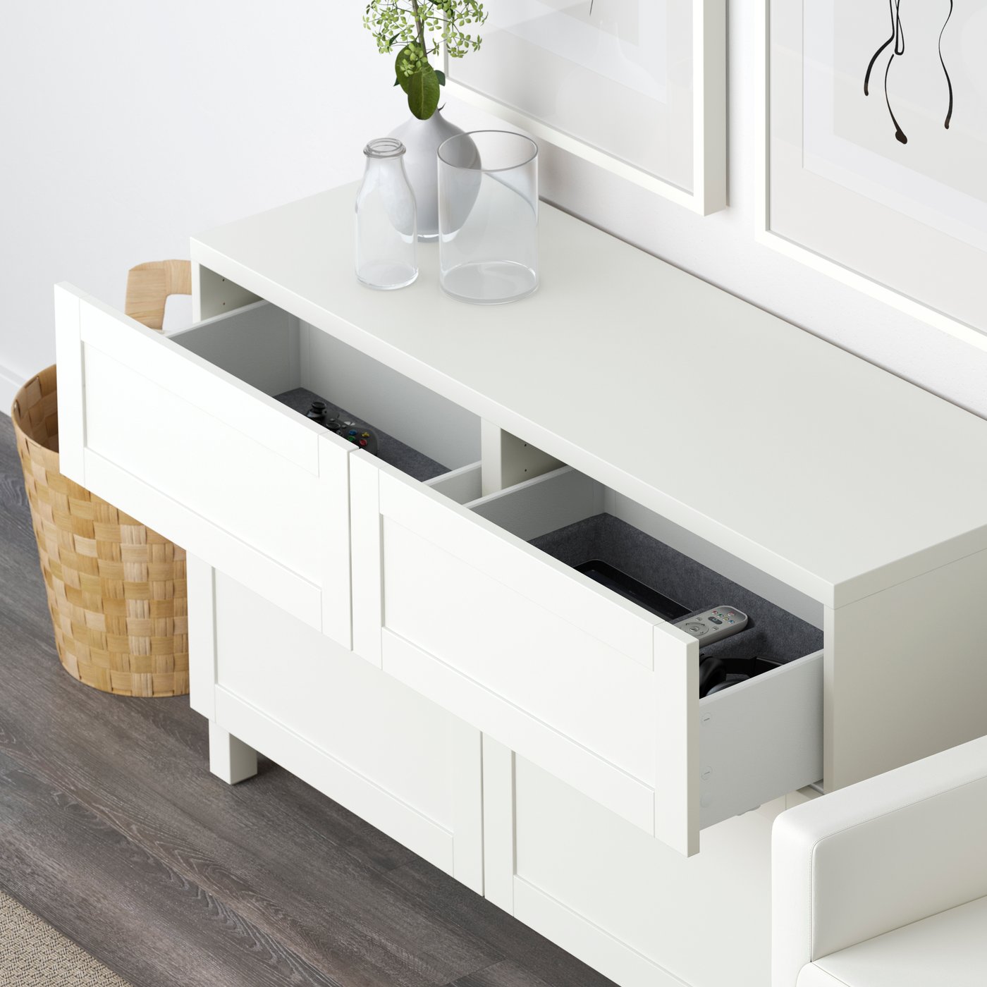 Un meuble de rangement BESTÅ entre ouvert avec des portes HANVIKEN