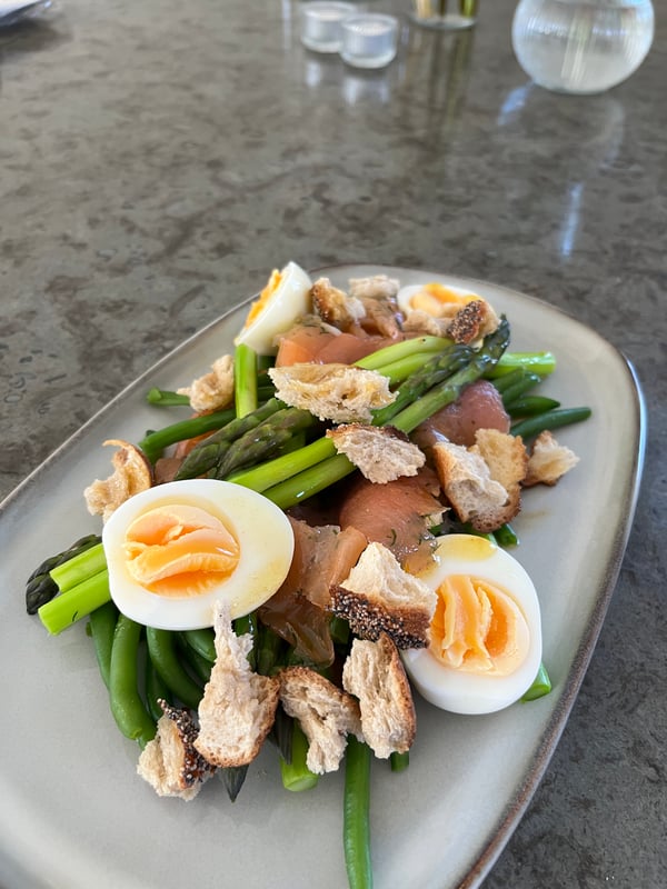 En laxsallad är upplagd på ett GLADELIG fat.