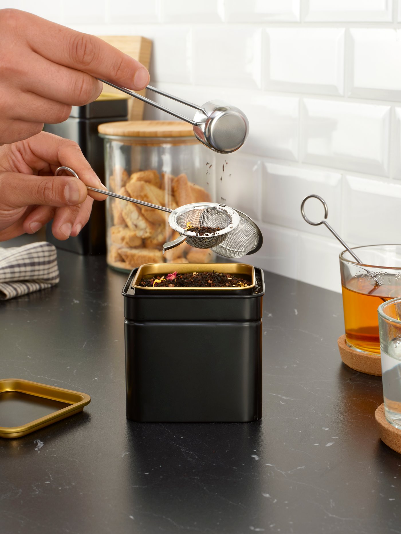 A stainless steel LINDÅDRA tea infuser