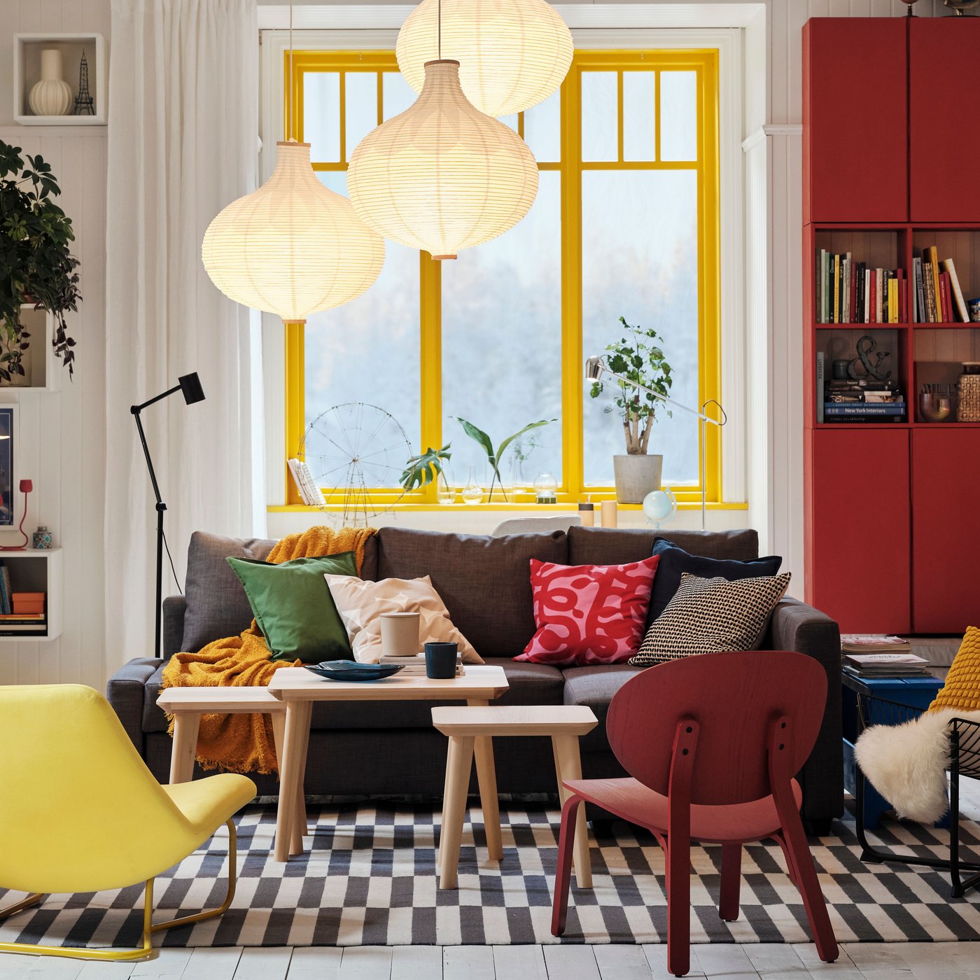 En IVAR reol i fyrretræ i stuen