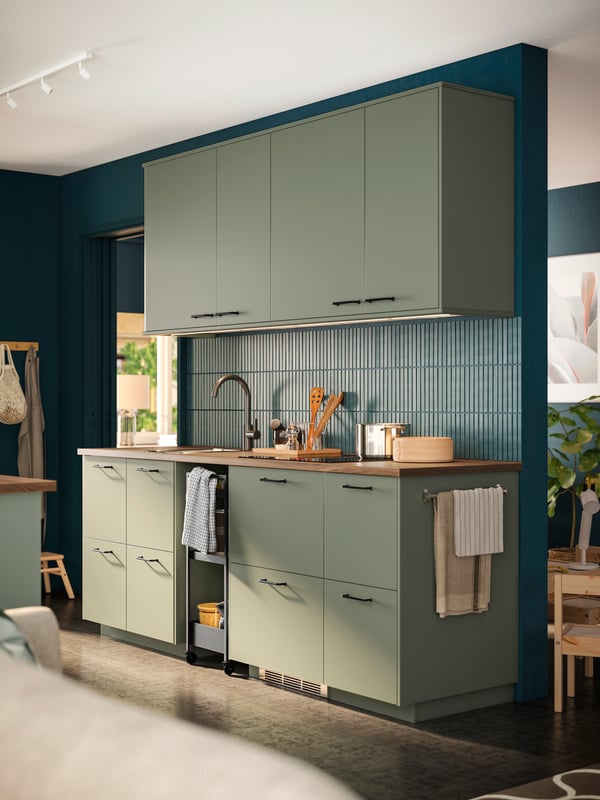 Cuisine verte en I sur fond vert foncé