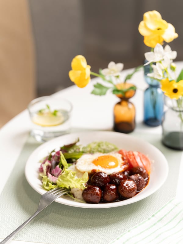 プラントボールと目玉焼き、彩り野菜を盛りつけたワンプレートのロコモコ。