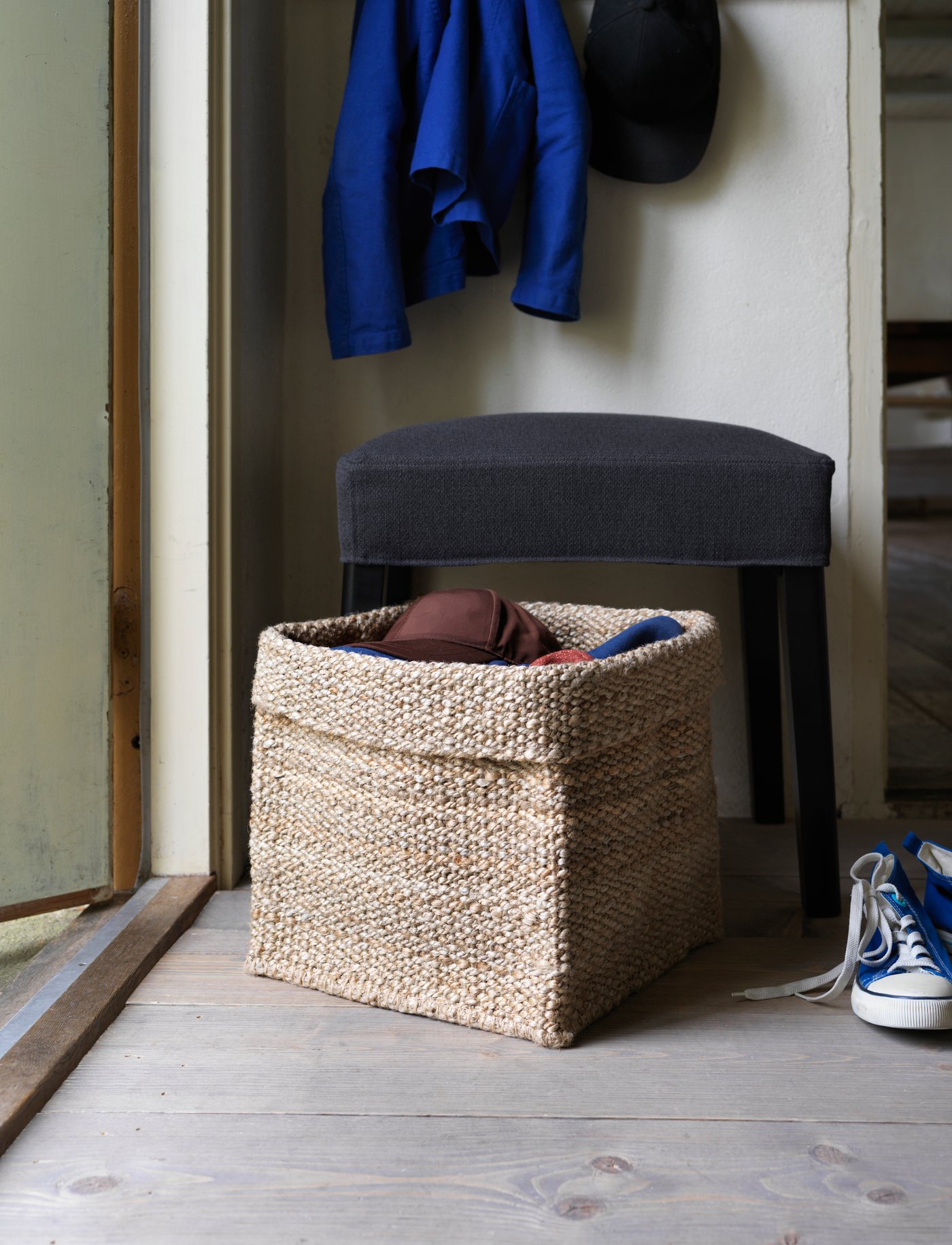 Ein Jute-TJILLEVIPS Korb im Flur.