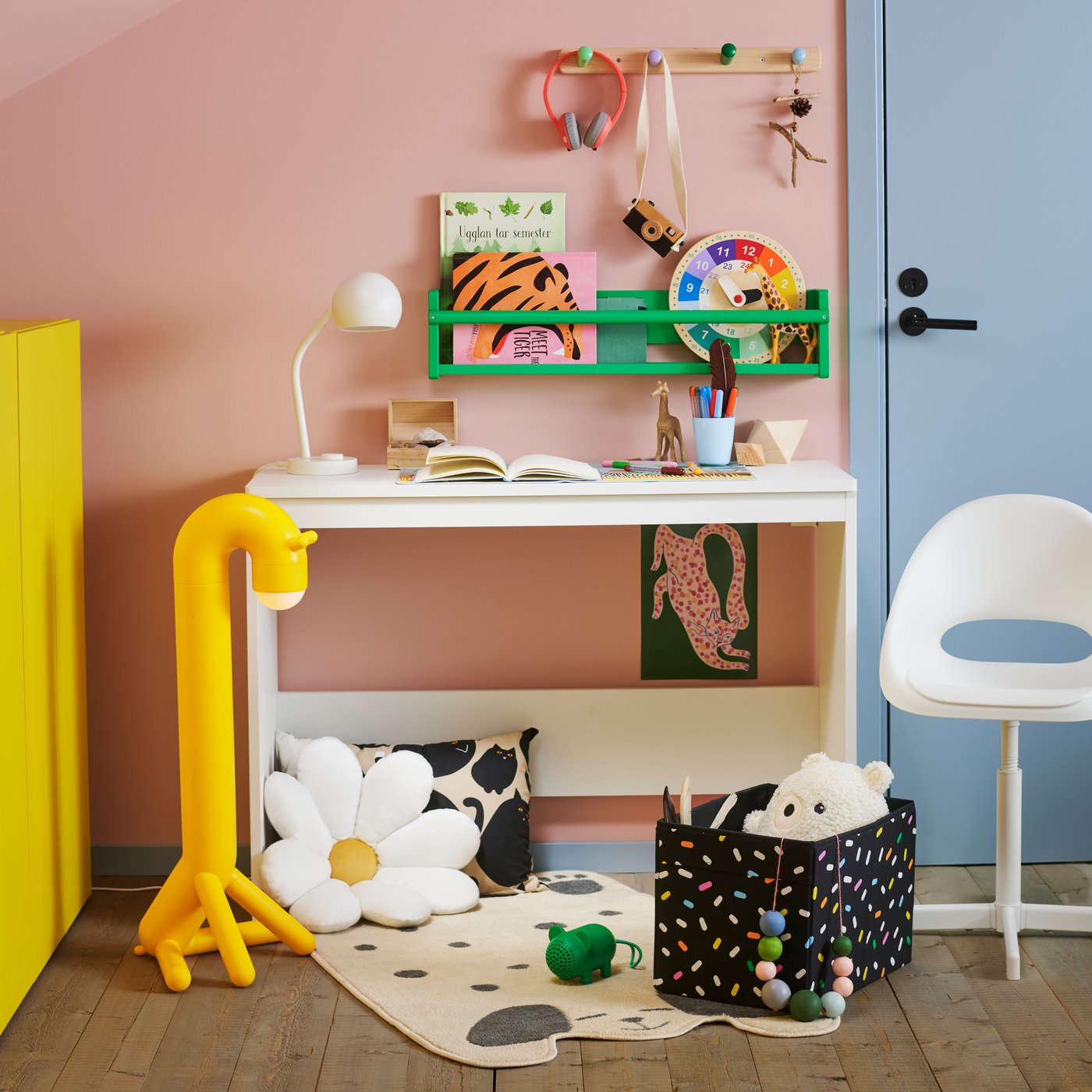 A mixed colours KALAS mug in the childrens room