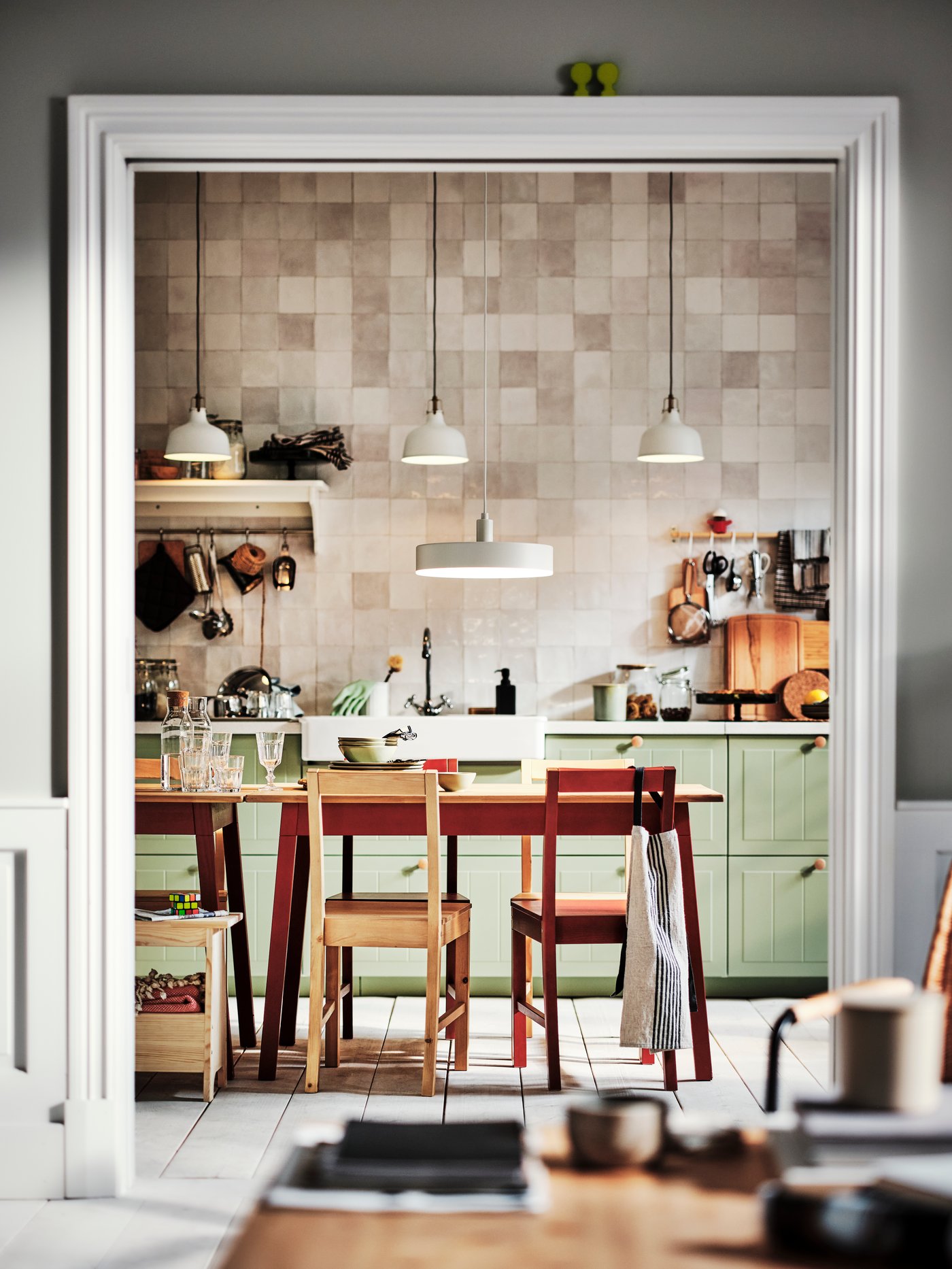 Blick in eine bunte Küche mit mintfarbenen Fronten
