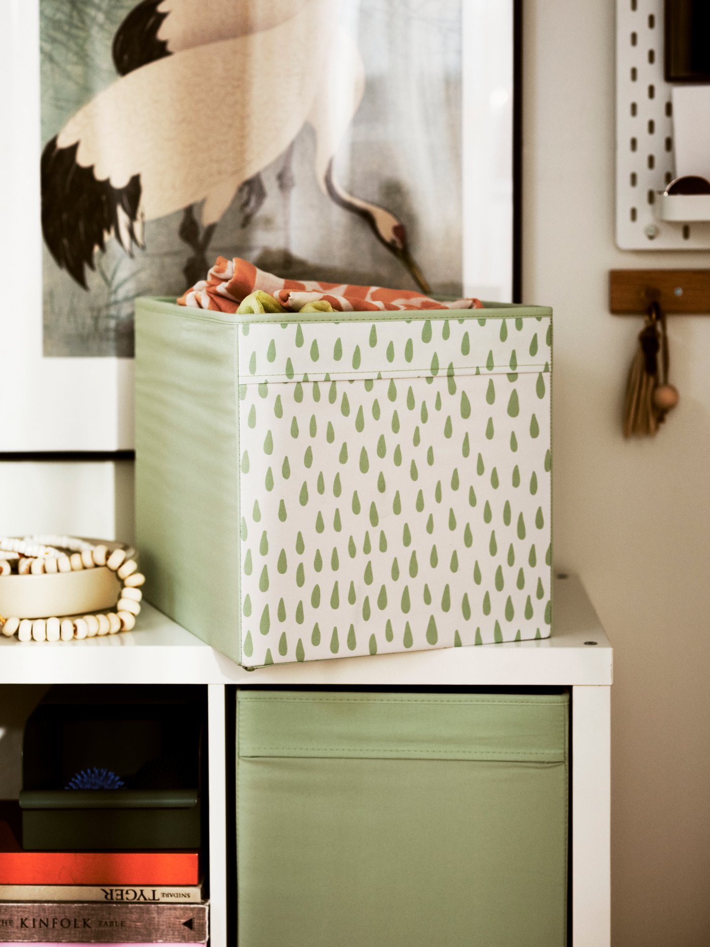 A patterned light green/white DRÖNA box