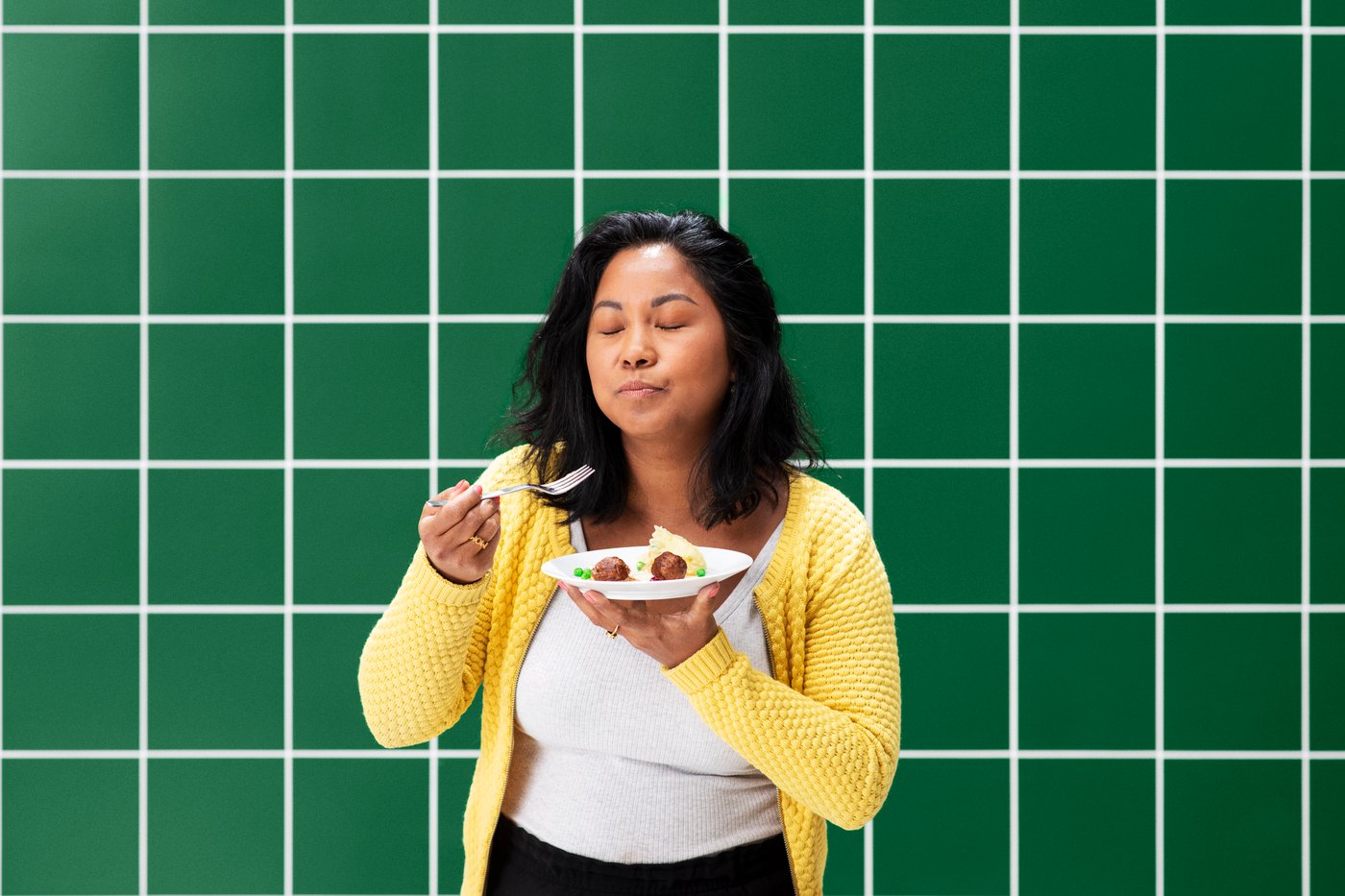 A frozen HUVUDROLL plant balls in the kitchen