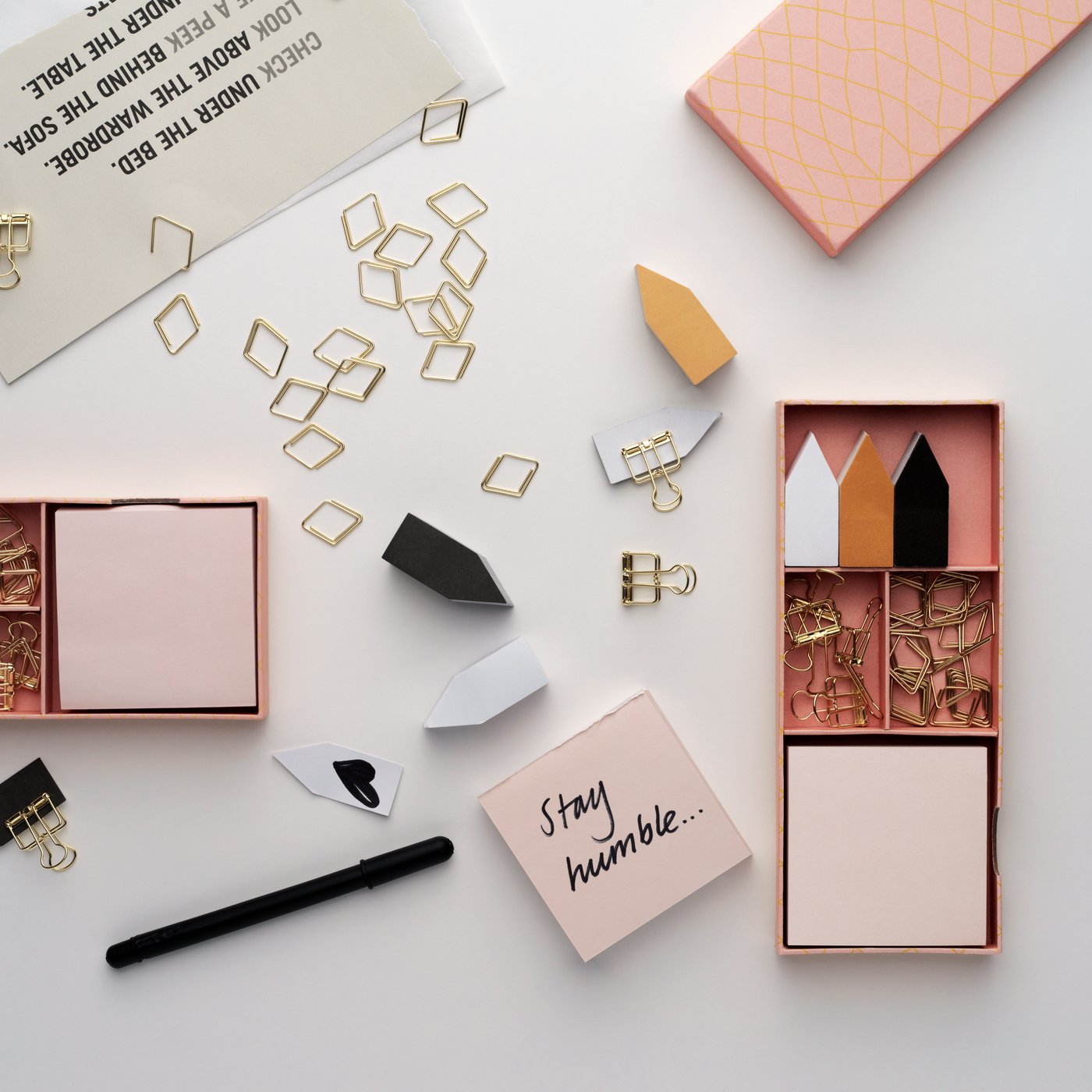 LANKMOJ Schreibset 29-tlg. In Rosa/Goldfarben auf einem Schreibtisch verteilt