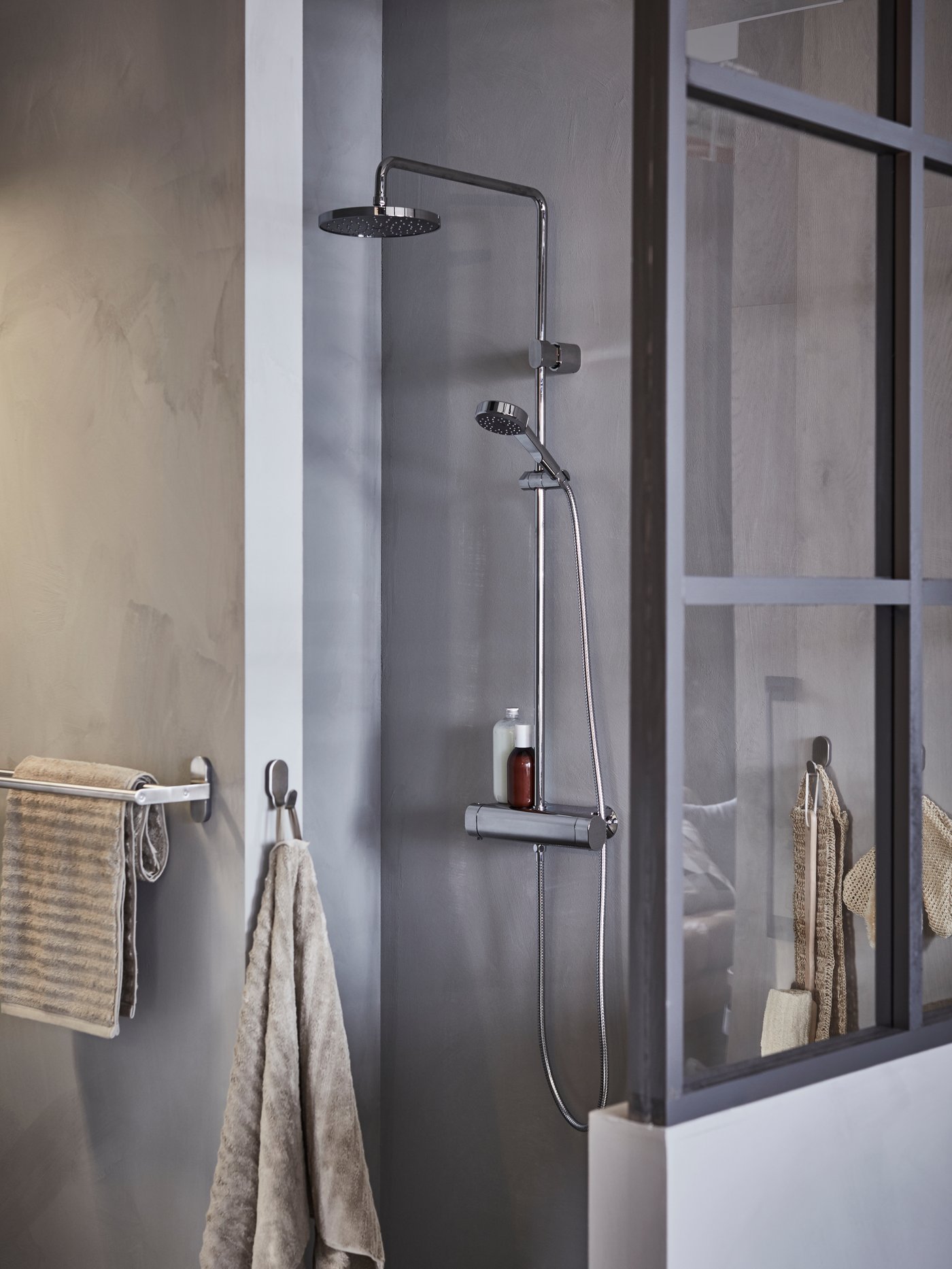 The chrome-plated BROGRUND shower set with thermostatic mixer in a bathroom. 