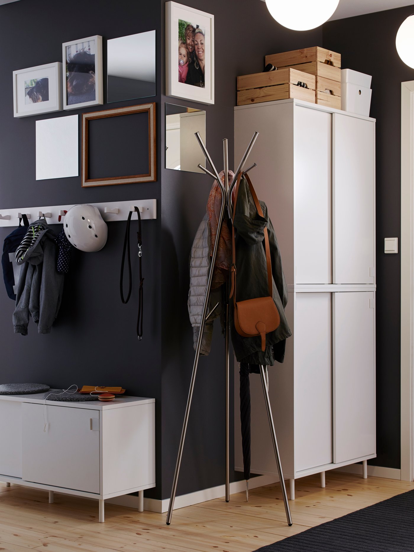 A grey KUBBIS rack with 7 hooks in the hallway