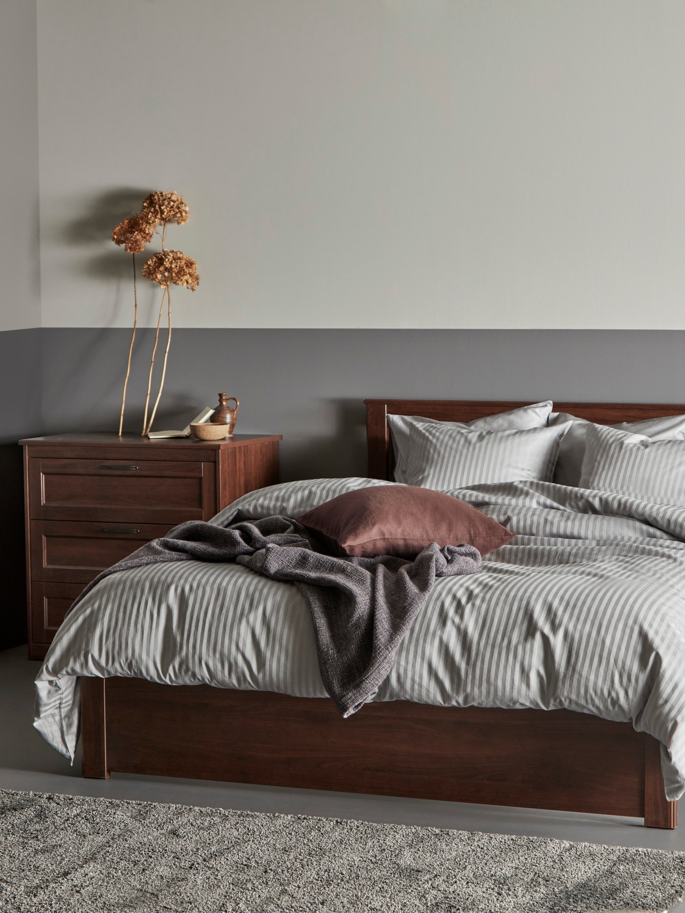 A light grey NATTJASMIN quilt cover and 2 pillowcases in the bedroom