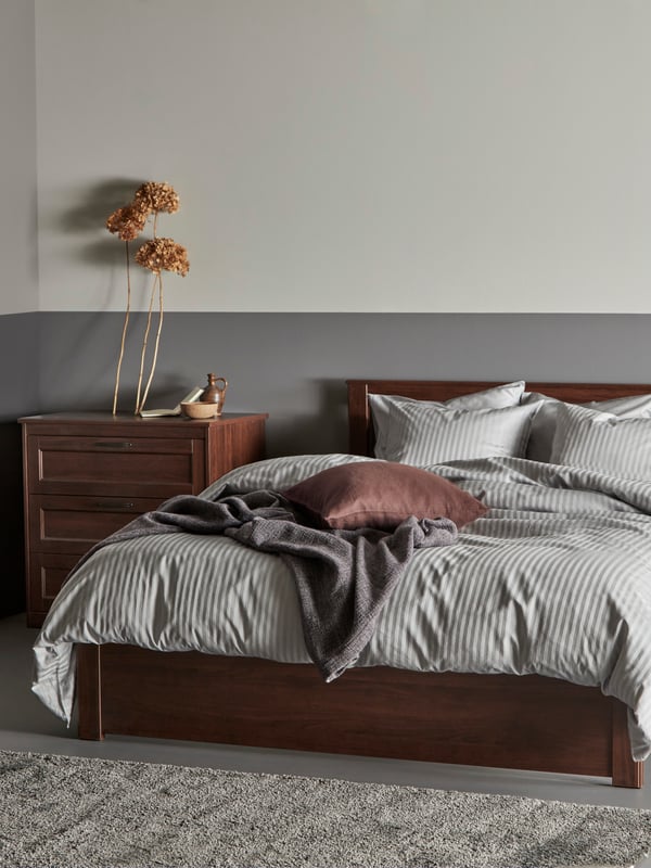 A light grey NATTJASMIN quilt cover and 2 pillowcases in the bedroom