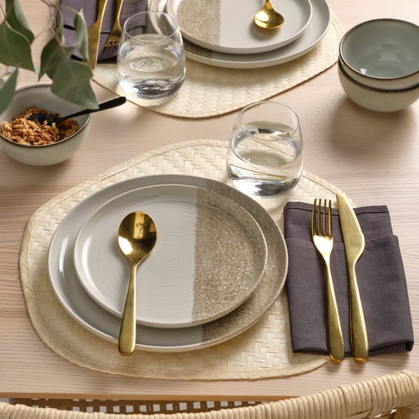 Piatto da portata KRUSTISTEL beige chiaro/fantasia su una tavola apparecchiata sui toni del beige