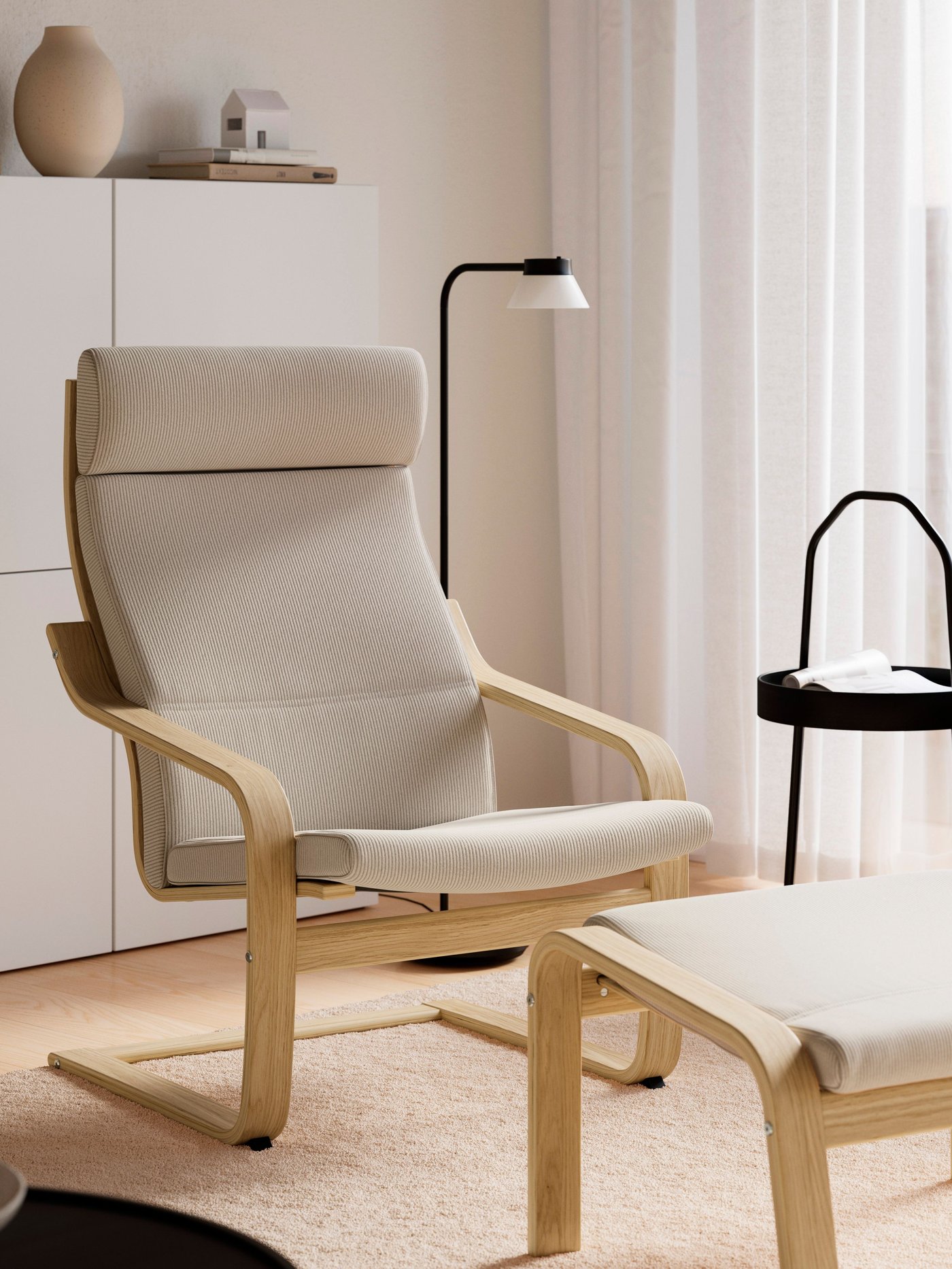 Ein POÄNG Sessel mit Fußhocker in Eiche und dem Bezug Kelinge Beige.