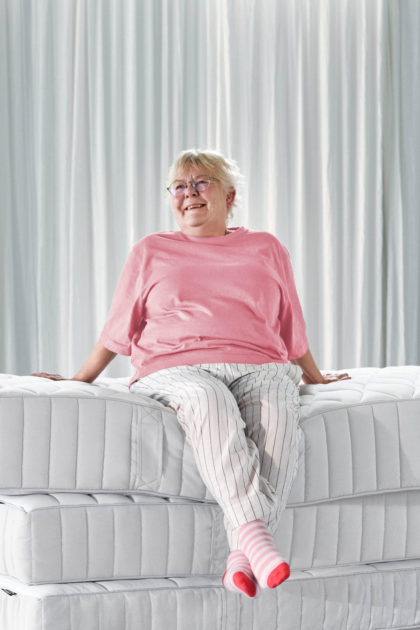 A medium firm/white VESTERÖY pocket sprung mattress