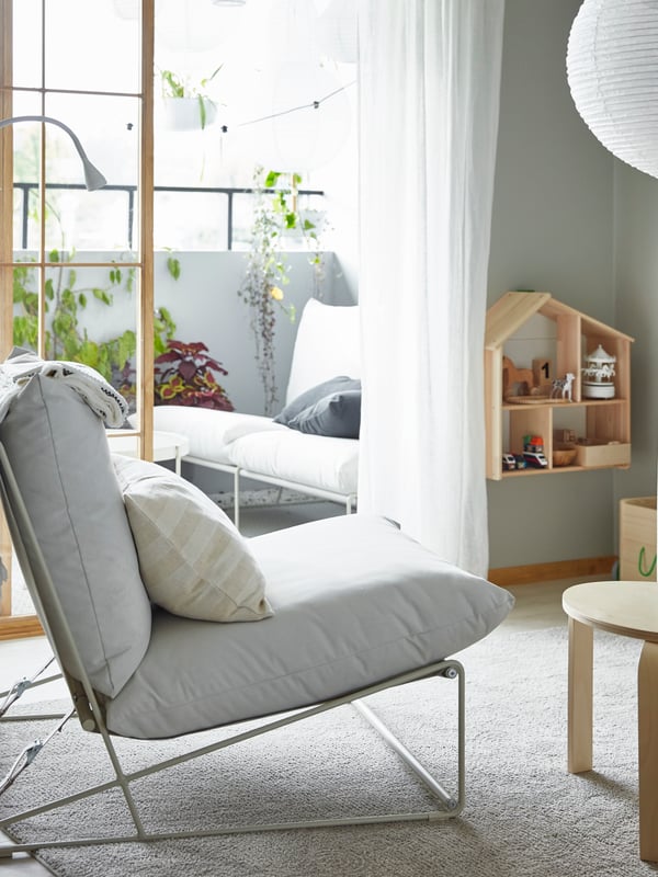 An easy chair in a living room and a 2-seat sofa on a balcony – they can be used both indoors and outdoors.