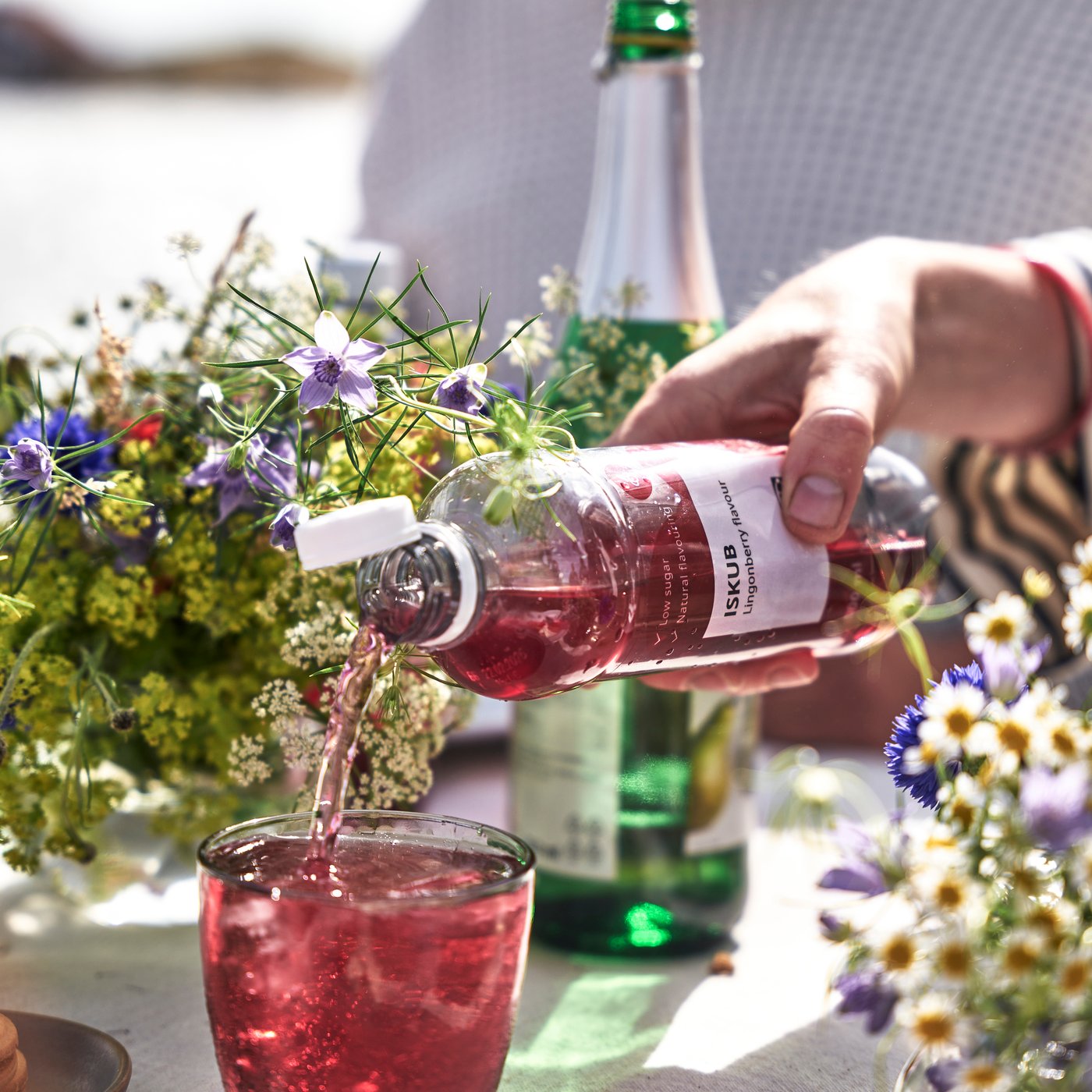 ISKUB carbonated soft drink, lingonberry flavour/with sugar and sweeteners poured in a glass.