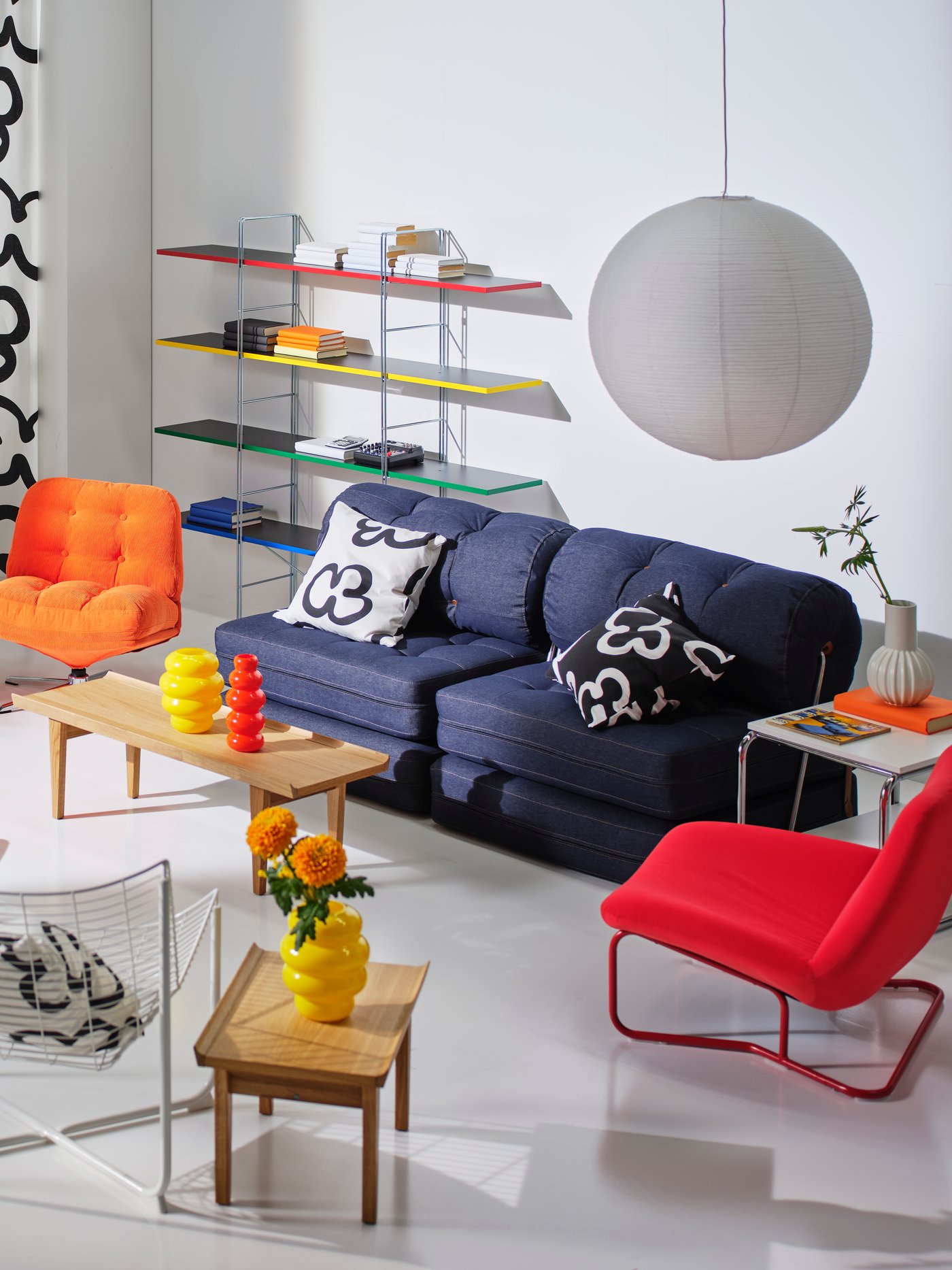 A white SKOGSTUNDRA vase in the living room