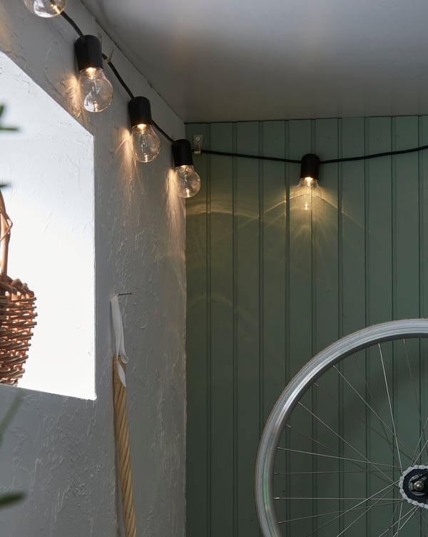 Ecke in einem Keller, u. a. mit BLECKA Haken, an denen eine Lichterkette befestigt ist.
