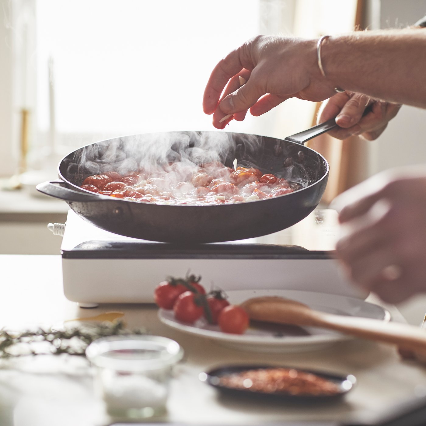A carbon steel VARDAGEN frying pan