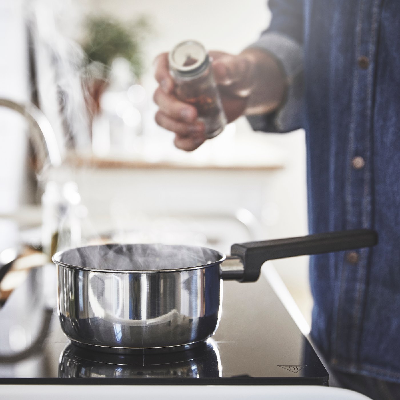 Casserole MIDDAGSMAT en verre transparent et acier inoxydable avec revêtement antiadhésif et couvercle