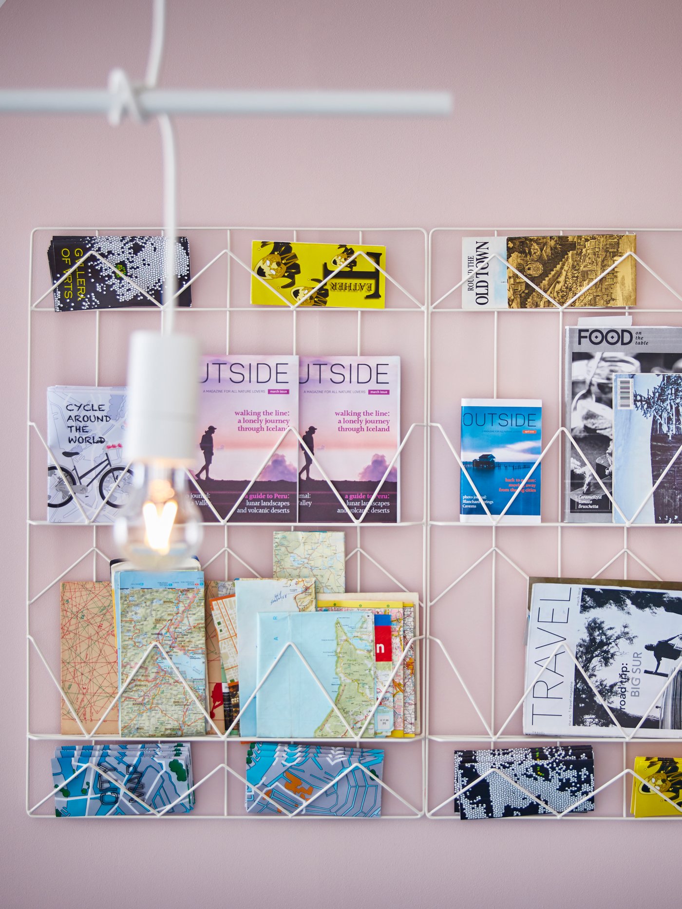 اثنان من ألواح الملحوظات KVICKSUND باللون الأبيض مُثبتان على حائط وردي. وهي مليئة بأدلة وخرائط المدن.