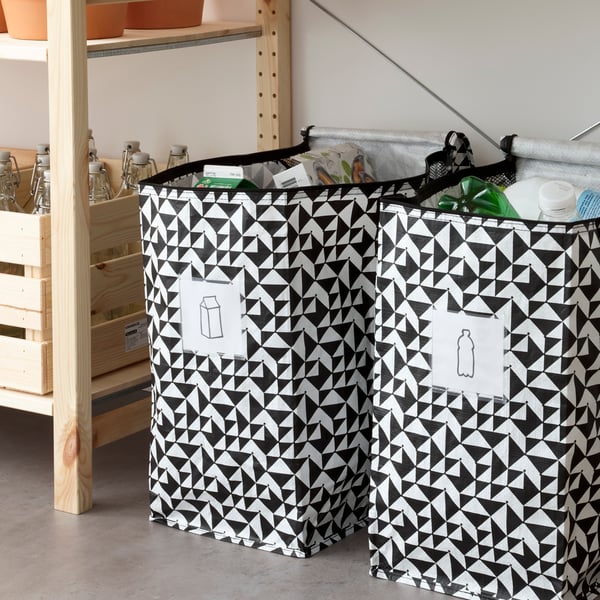 A black/white KNALLA bag in the kitchen