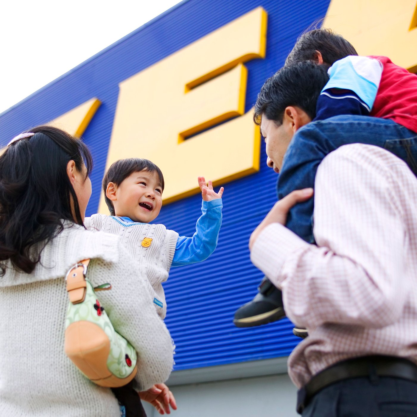 子ども肩車しているお父さんと、子どもを抱っこしているお母さん