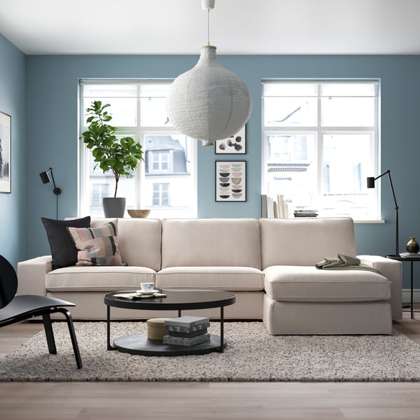 Ein hellbeiges KIVIK 4-Sitzer-Sofa mit Chaiselongue von Tresund