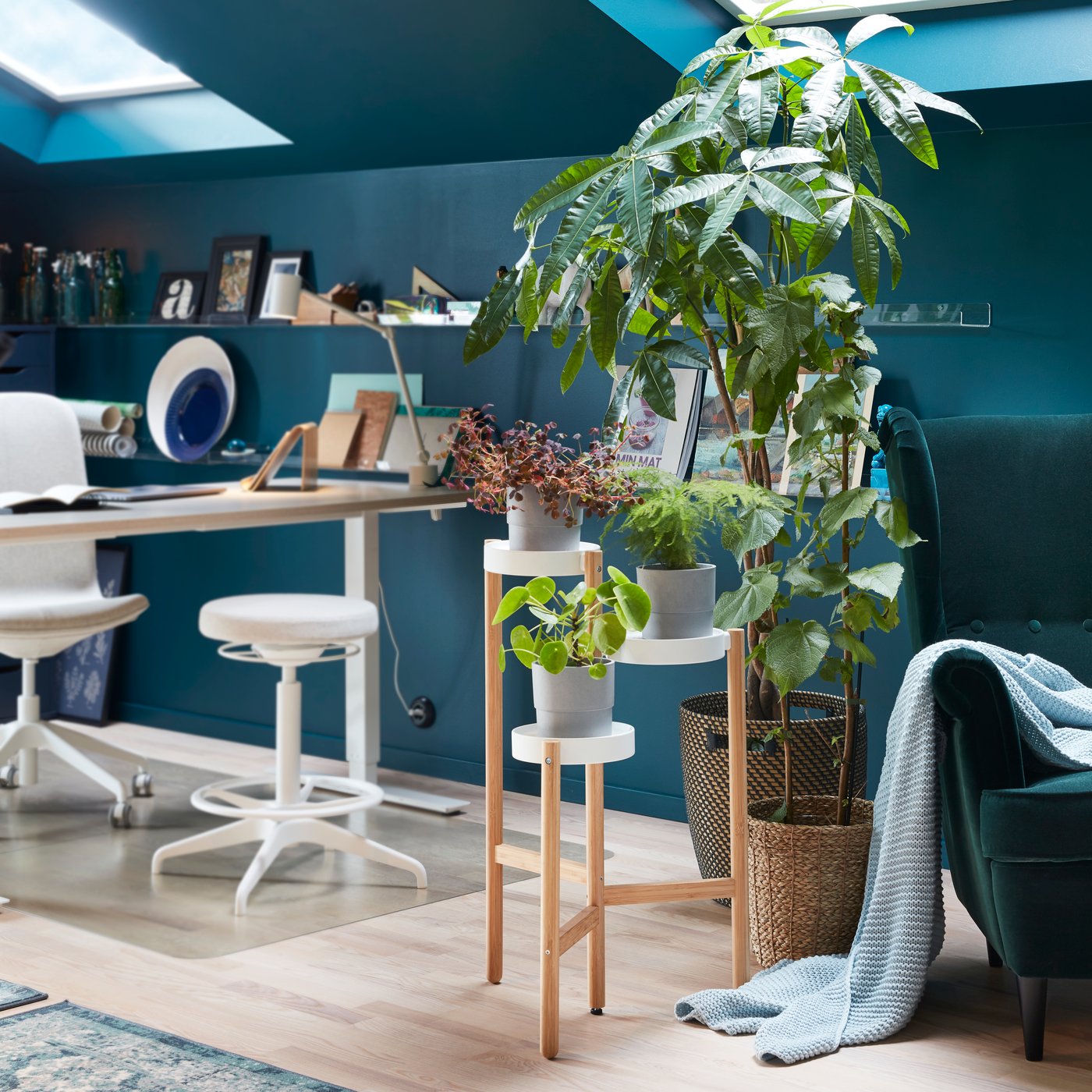 An in/outdoor dark grey/beige RÅGKORN plant pot in the home office