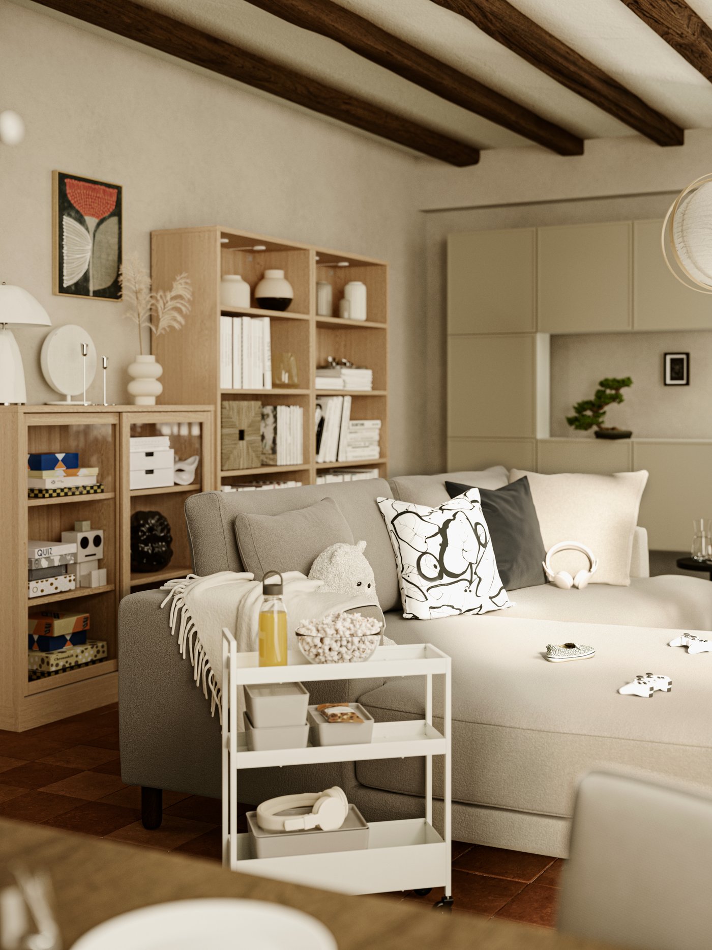 En TONSTAD bokhylla och ett skåp med skjutbara glasdörrar står bakom en UPPÅKRA 3-sits modulsoffa med schäslong.