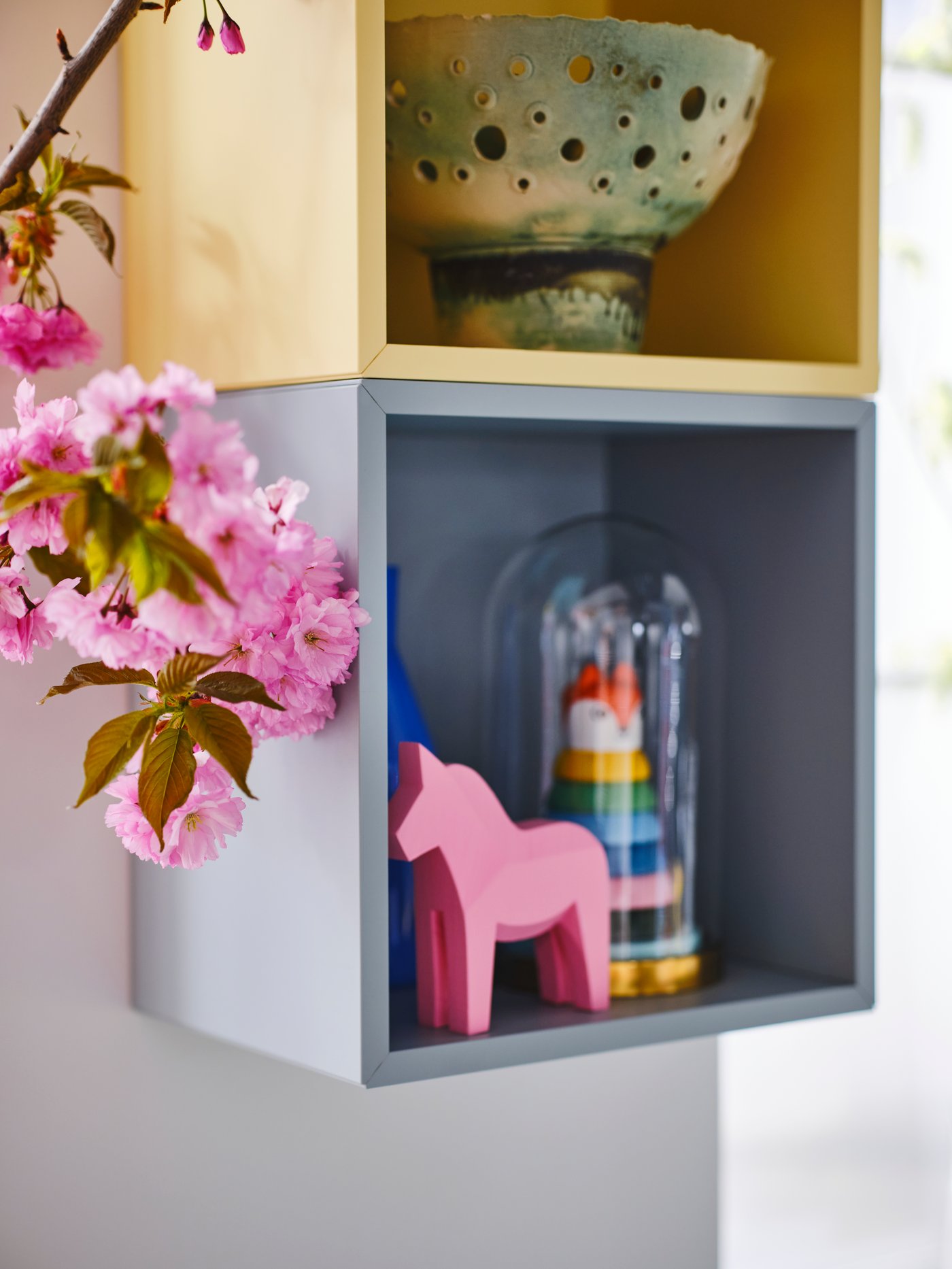 En färgglad hylla med färgglad dekoration.