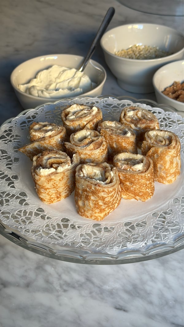 Bitar av en ihoprullad pannkaka ligger på ett ARV BRÖLLOP uppläggningsfat.