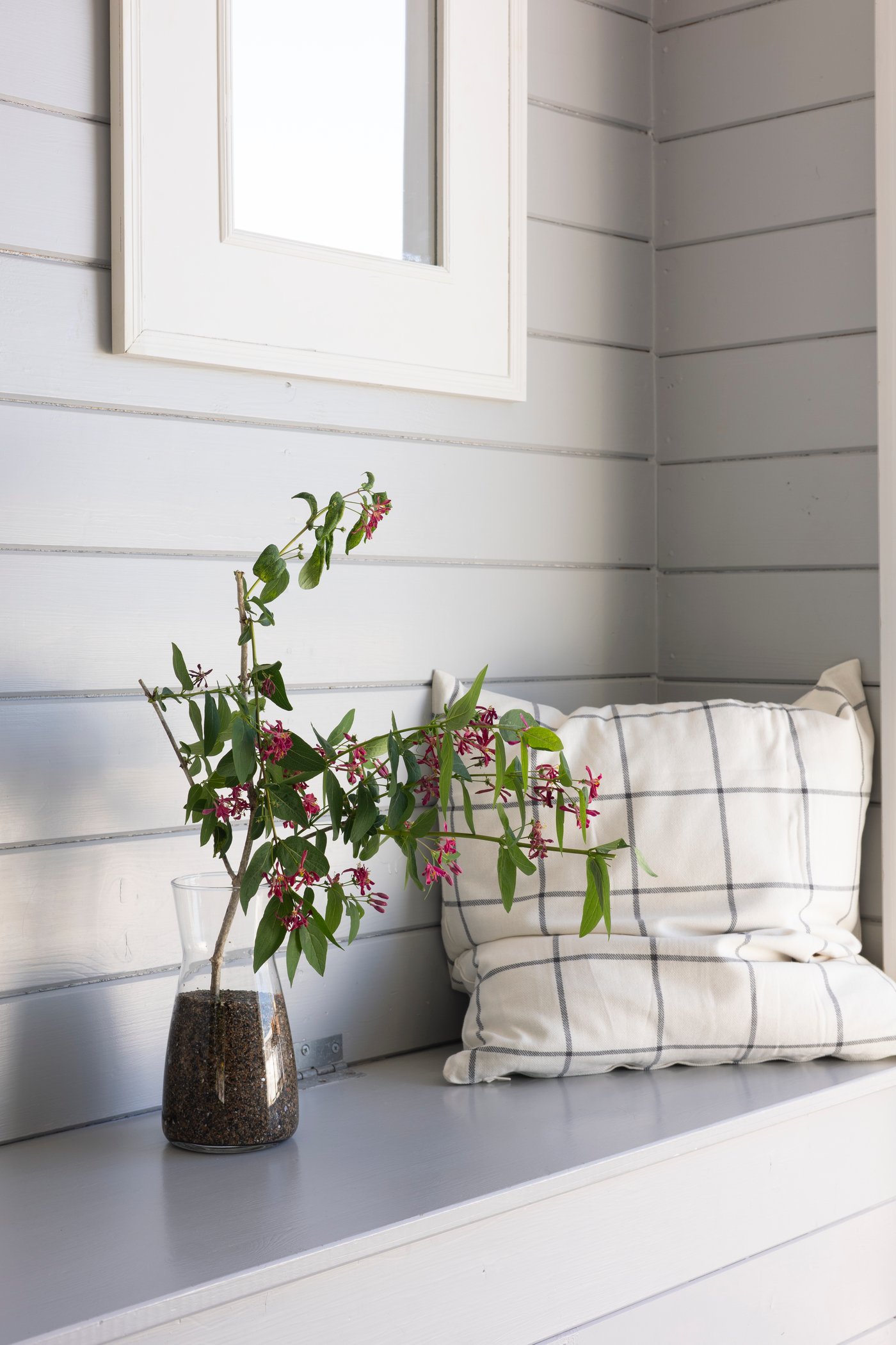 En vase med sand i på benken. 