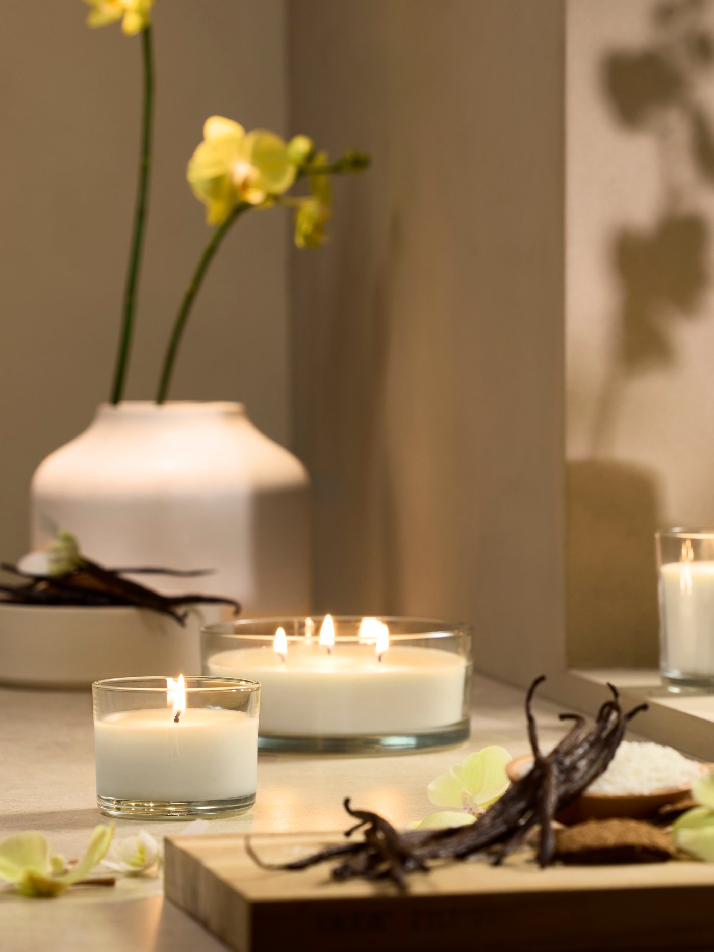 Świece zaachowe LOTSFÅGEL o zapachu wanilii.